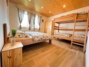 4 bedrooms, bed sheets - Spacious Villa With Swimming Pool (Dolní Podluží)