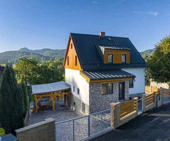 Villa | Exterior - Spacious Villa With Swimming Pool (Dolní Podluží)