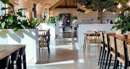 Large barn with hot-tub in the English countryside