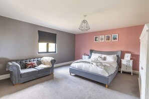 4 室のベッドルーム、アイロン / アイロン台、WiFi、ベッドシーツ