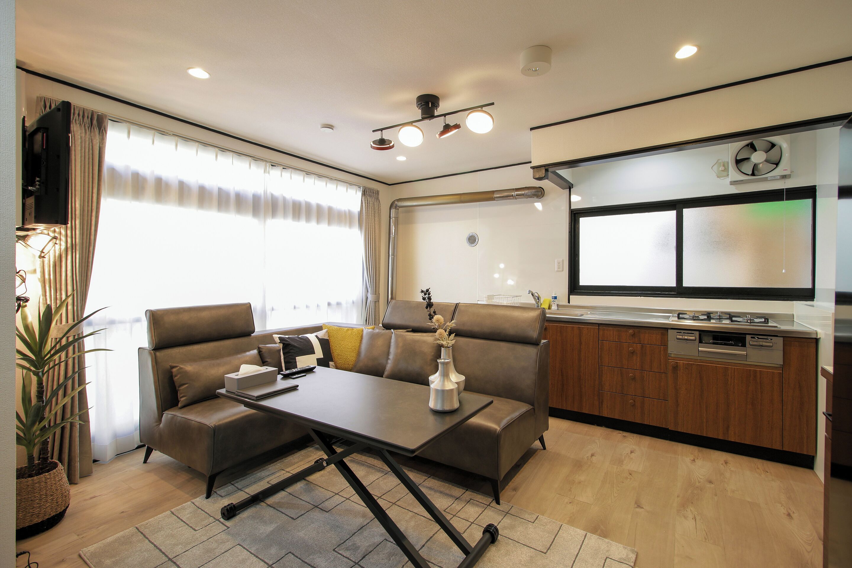 تلفزيون بشاشة مسطحة