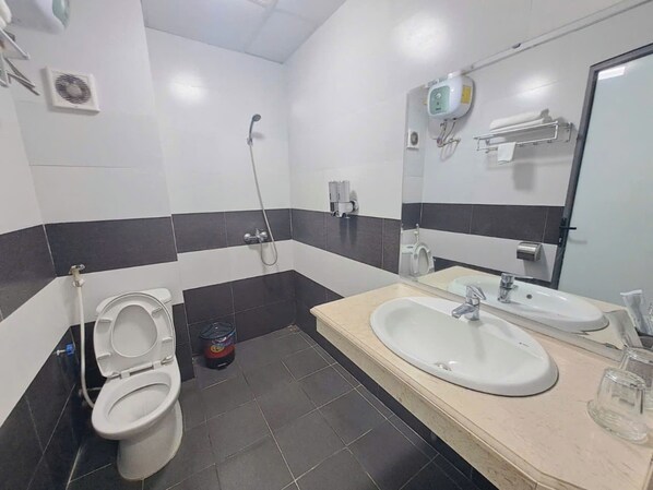 Basic Quadruple Room | Bathroom | Shower, rainfall showerhead, designer toiletries, hair dryer - Bao Long Hotel Noi Bai (Hanoi)
