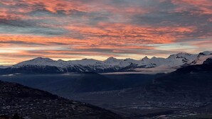 Una cordillera con un valle en la falda, probablemente un destino turístico popular.