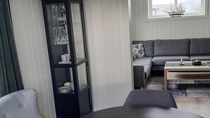 Un salon moderne avec un canapé gris, une table basse et un bol décoratif posé sur une table ronde.