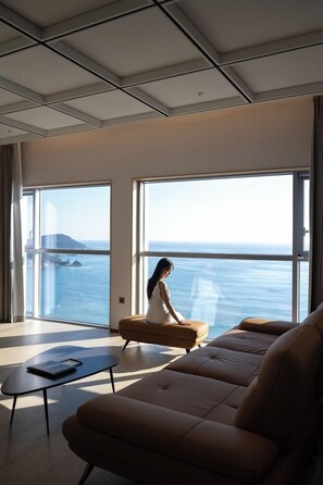 In-room safe, soundproofing, free WiFi, bed sheets