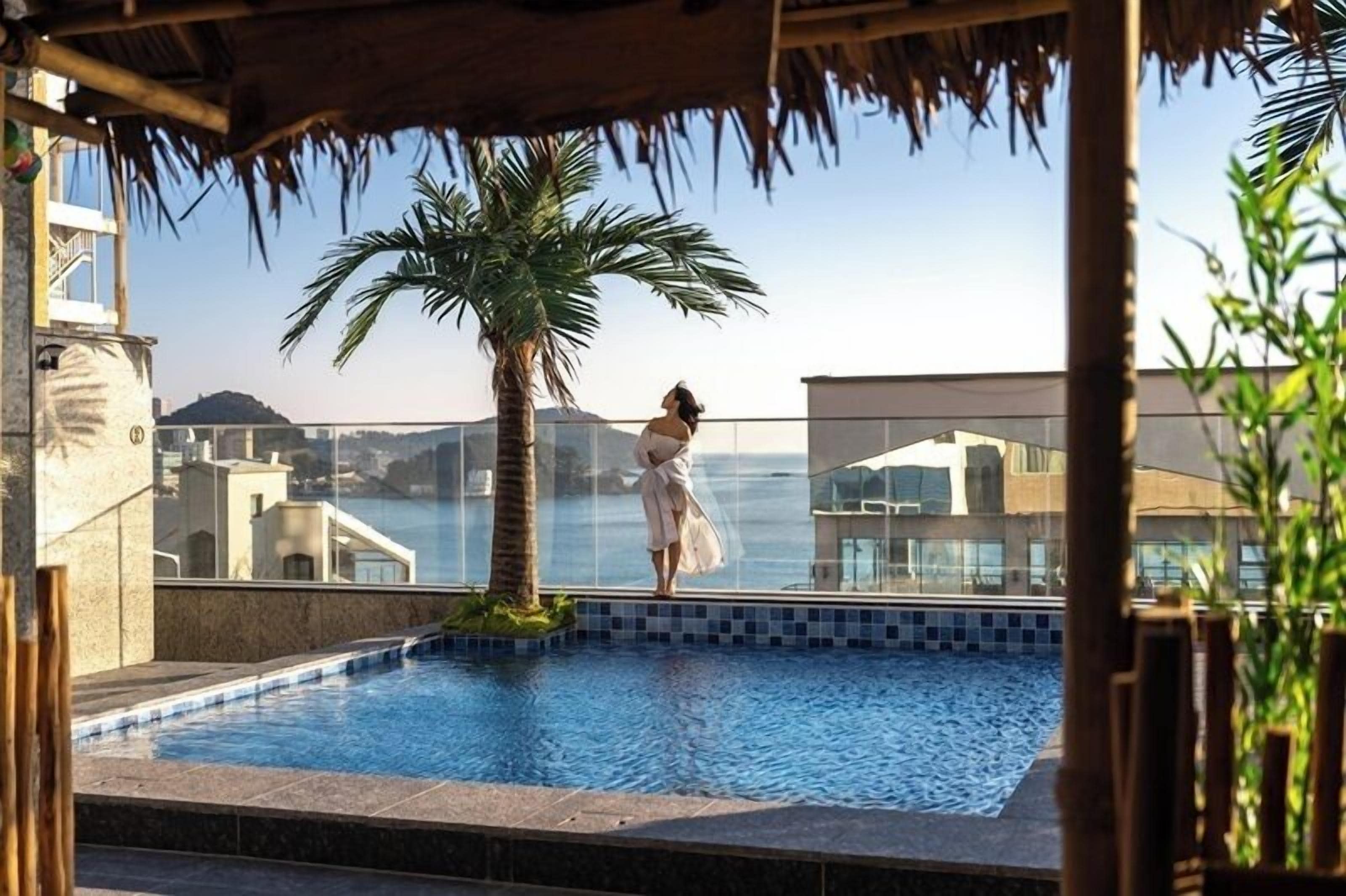 Piscina externa, funciona das 9h às 21h, guarda-sóis, espreguiçadeiras