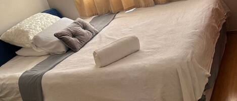 4 bedrooms, iron/ironing board, WiFi