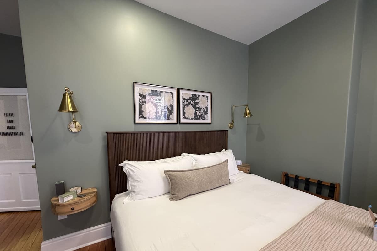 Suite, Private Bathroom (Suite 10 at Barristers Ro) | Interior