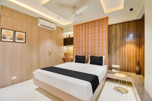 Desk, laptop workspace, iron/ironing board, free WiFi - Abssolute Homtel - Rooms and Suites  (Pune)