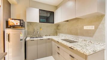 Suite junior | Cocina privada | Frigorífico pequeño, microondas y lavavajillas