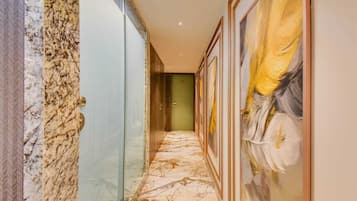 Executive Suite | Desk, laptop workspace, iron/ironing board, free WiFi
