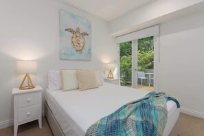 3 soverom, skrivebord, strykejern/-brett og reiseseng for barn