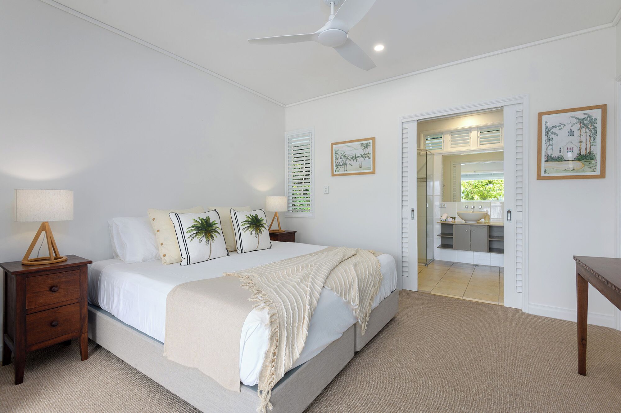 3 chambres, bureau, fer et planche à repasser, lit parapluie