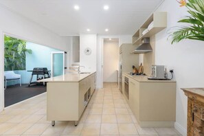 Kjøleskap, mikrobølgeovn, ovn og kokeplater