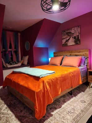 2 bedrooms, in-room safe, desk, iron/ironing board - Boro Breeze Island Escape - Cozy, Close, Amenities, Sleeps 8 (Murfreesboro)