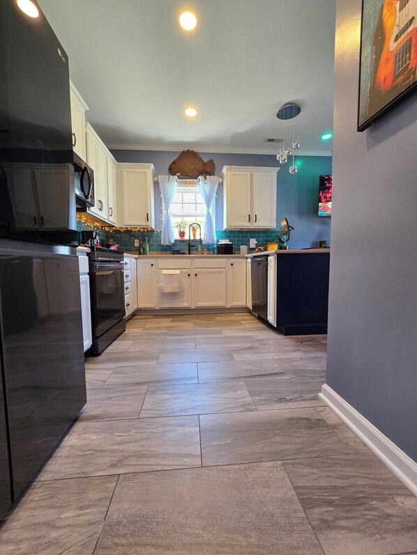 Fridge, microwave, oven, stovetop - Boro Breeze Island Escape - Cozy, Close, Amenities, Sleeps 8 (Murfreesboro)