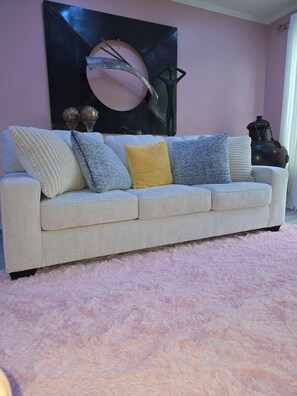 Smart-TV, Kamin, Bücher, Stereoanlage