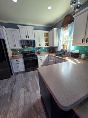 Fridge, microwave, oven, stovetop - Boro Breeze Island Escape - Cozy, Close, Amenities, Sleeps 8 (Murfreesboro)