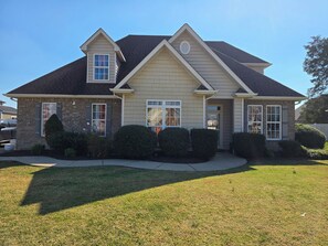 Exterior - Boro Breeze Island Escape - Cozy, Close, Amenities, Sleeps 8 (Murfreesboro)