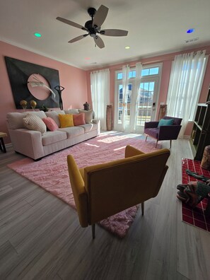 Smart TV, fireplace, books, stereo - Boro Breeze Island Escape - Cozy, Close, Amenities, Sleeps 8 (Murfreesboro)