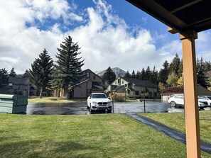 Property grounds - Pet-Friendly Ground Floor Meadow Unit, Private Washer/Dryer. Quite Location. (Mammoth Lakes)