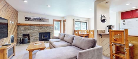 Smart TV, fireplace