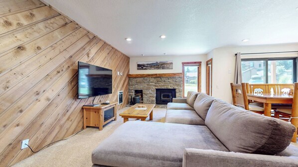 Smart TV, fireplace - Pet-Friendly Ground Floor Meadow Unit, Private Washer/Dryer. Quite Location. (Mammoth Lakes)
