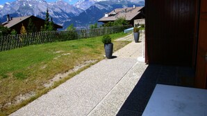 Un sentier menant à un bâtiment d’où l’on a vue sur la montagne.