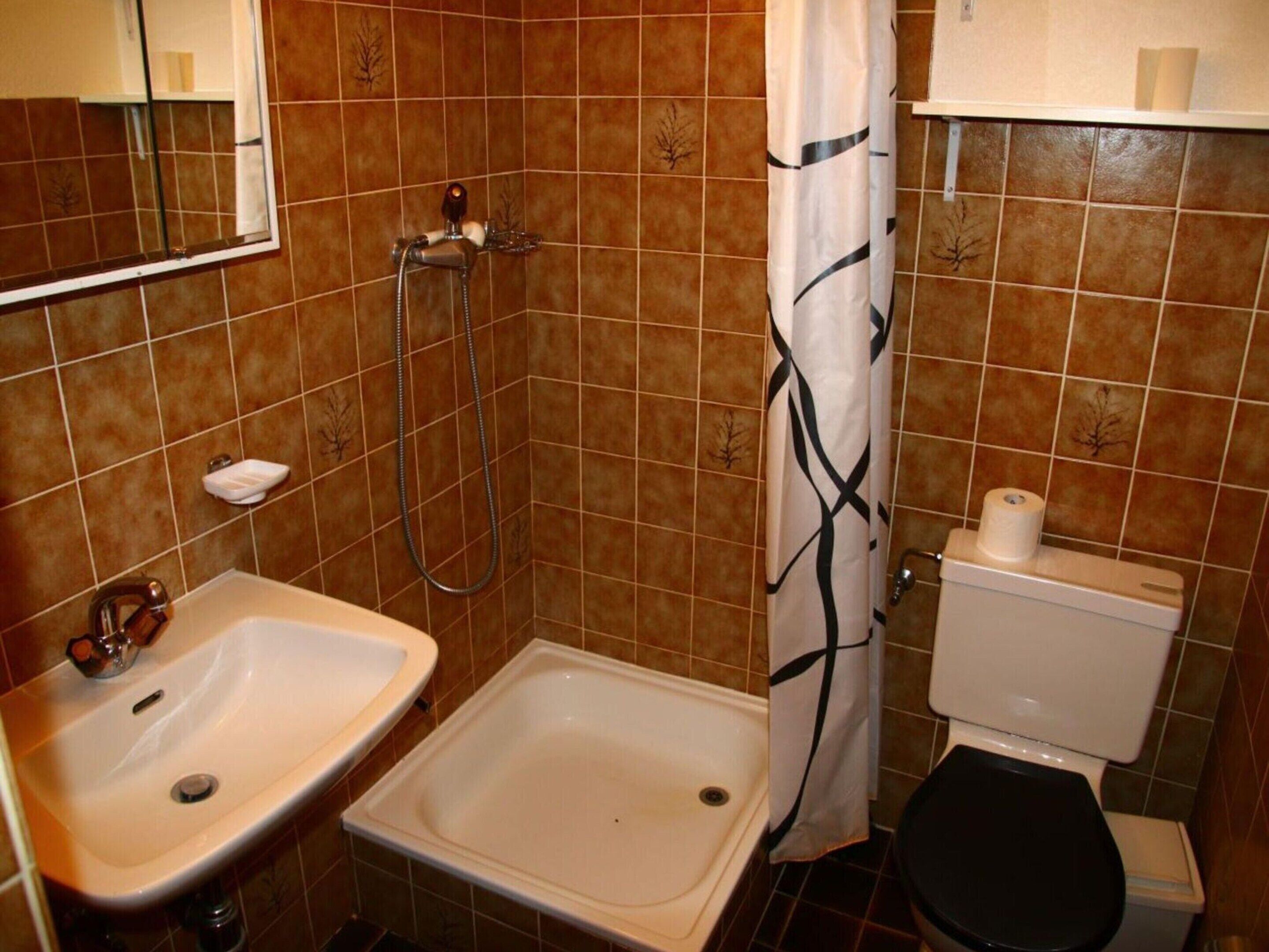 Une salle de bain avec un lavabo, une baignoire et des toilettes.