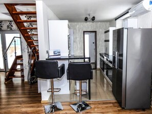 Villa | Private kitchen | Electric kettle, toaster, cookware/dishes/utensils - Holiday Apartment in Nature (Frenstat pod Radhostem)