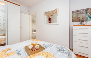 1 habitación, tabla de planchar con plancha, wifi gratis y ropa de cama