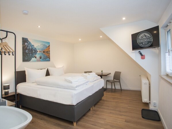 House | 10 bedrooms, individually furnished, bed sheets
