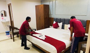 Deluxe Room | Soundproofing, free WiFi - saaradhi grand (Hyderabad)