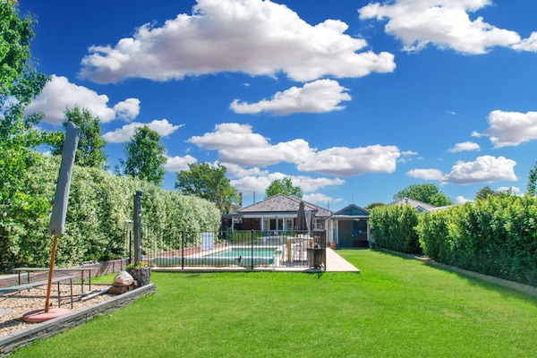 The Macleay | Poolside Entertainer, Pet friendly