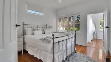 4 dormitoris, planxa i posts de planxar, un bressol de viatge i wifi