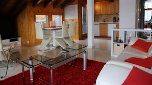 Un loft moderno con comedor, cocina y sala de estar.