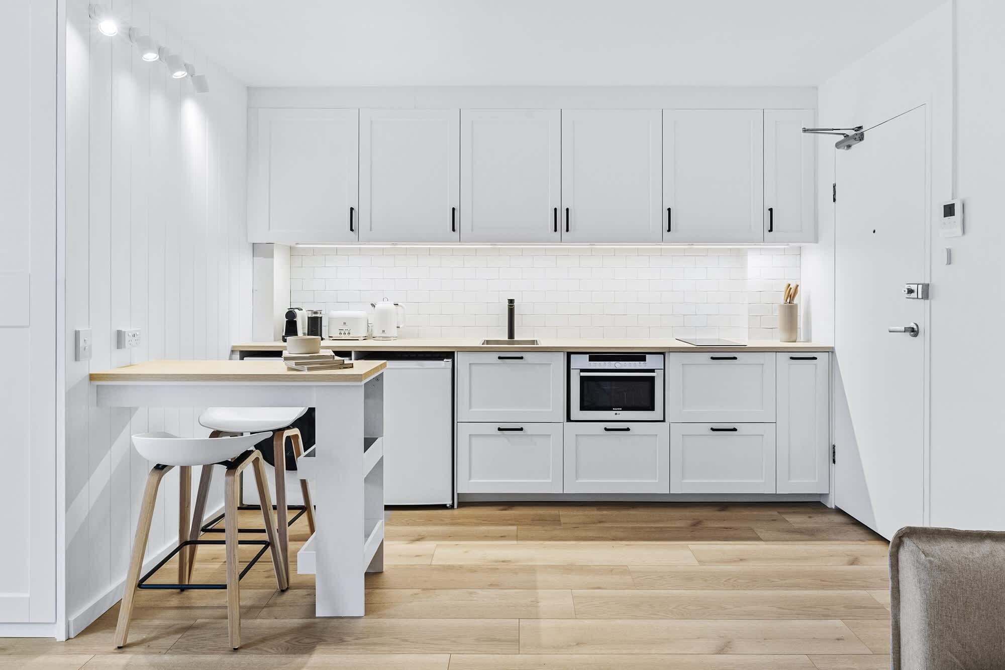 Jääkaappi, mikroaaltouuni, uuni, liesi