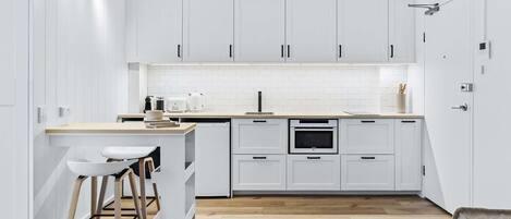 Geladeira, micro-ondas, fogão, cooktop