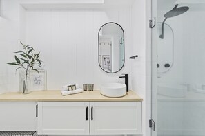 Shower, hair dryer, towels