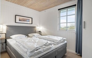 4 bedrooms, travel cot, free WiFi