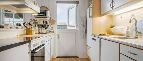 Kjøleskap, kokeplater, oppvaskmaskin og kaffetrakter/tekoker