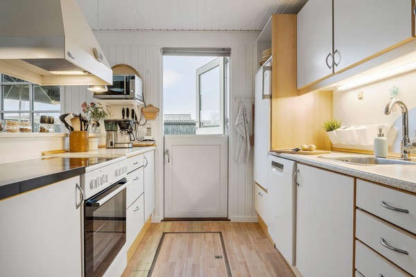 Coffee/tea maker, fridge, microwave, stovetop