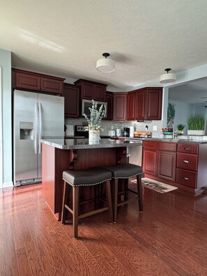 Fridge, microwave, oven, stovetop - Townhouse Bridgeport close to UHC, FBI, The Bridge Complex (Bridgeport)