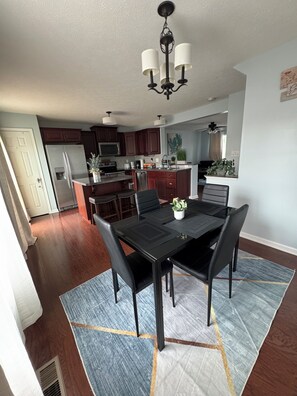 Dining - Townhouse Bridgeport close to UHC, FBI, The Bridge Complex (Bridgeport)