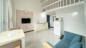 Una cucina moderna con TV integrata, forno a microonde e lavandino.