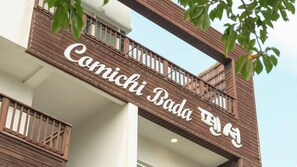 Un edificio con un letrero que dice 'Comichi Bada'.
