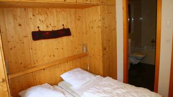 Apartment | 2 bedrooms, individually furnished, bed sheets