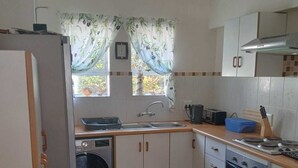 Unclassified image, 2 of 12, button - Apartment in Mosselbay (Mossel Bay)