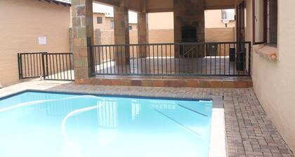 Cozy 3 Bed Duplex ,sleeps 6 With Double Bathroom