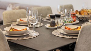 Mesa lista con platos, vasos y aderezos, que indica un ambiente de restaurante.